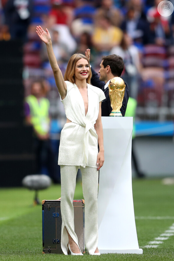 Look branco e raiz à mostra: o estilo de Natalia Vodianova na abertura da Copa da Rússia, realizada nesta quinta-feira, dia 14 de junho de 2018