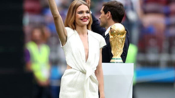 Look branco e raiz à mostra: o estilo de Natalia Vodianova na abertura da Copa