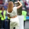 A blusa escolhida por Natalia Vodianova tinha um recorte na parte de trás