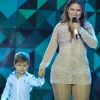 Henry, filho da sertaneja Simone, cantou com a mãe no show no São João de Fortaleza, na praia de Iracema, nesta quinta-feira, 14 de junho de 2018