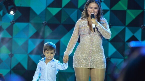 Henry, filho da sertaneja Simone, canta com a mãe em show no Ceará. Vídeo!