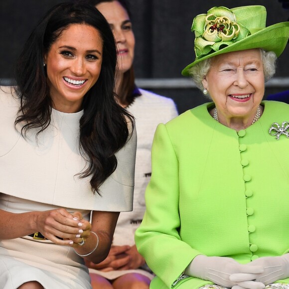 Meghan Markle mostrou intimidade com a rainha Elizabeth II em sua primeiro compromisso solo com a monarca