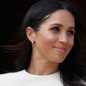 Meghan Markle usou os brincos que ganhou da Rainha Elizabeth II na viagem solo com a monarca, nesta quinta-feira, 14 de junho de 2018