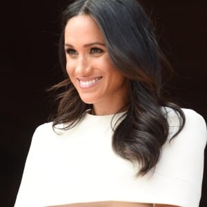 Meghan Markle se destacou com vestido tubinho de crepe duplo de lã na cor palha feita sob medida pela grife Givenchy no compromisso real