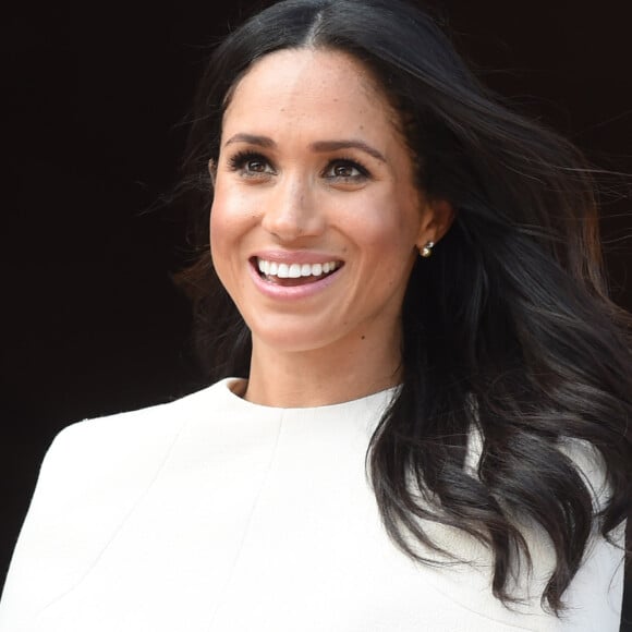 Meghan Markle foi presenteada com brincos de pérolas e diamantes da coleção pessoal da Rainha Elizabeth II