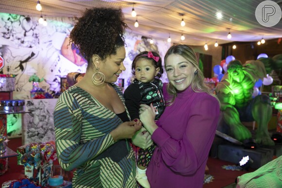 Juliana Alves e a filha, Yolanda, posaram com Luma Costa na festa de aniversário de 4 anos de Antônio, fruto do casamento da atriz com Leonardo Martins