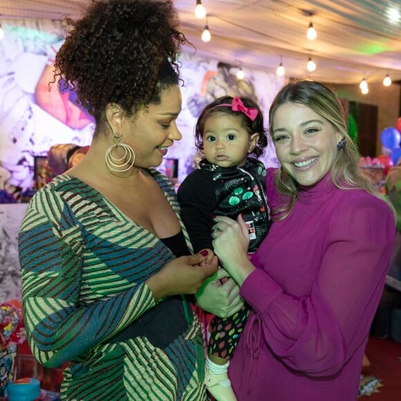 Juliana Alves e a filha, Yolanda, posaram com Luma Costa na festa de aniversário de 4 anos de Antônio, fruto do casamento da atriz com Leonardo Martins