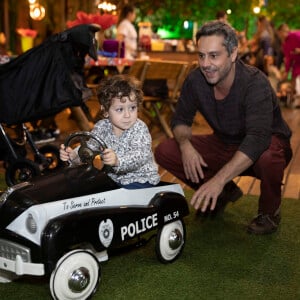 Alexandre Nero se divertiu com o filho, Noa, de 2 anos, em festa de aniversário