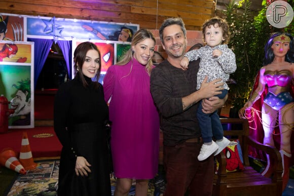 Luma Costa posou com Alexandre Nero, Karen Brusttolin e Noa, de 2 anos na festde aniversário de seu filho, Antônio