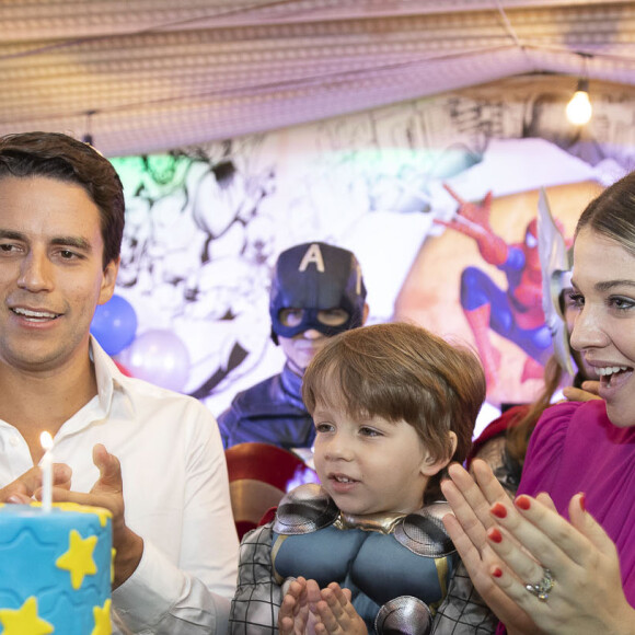 Aos 4 anos, Antônio, filho de Luma Costa e Leonardo Martins, usou fantasia de super-herói em seu aniversário