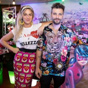 Títi participou dos preparativos de sua festa de aniversário. 'Escolheu o tema, o vestido de hoje, os amigos que vieram, os amigos da escola antiga', contou Giovanna Ewbank, casada com Bruno Gagliasso