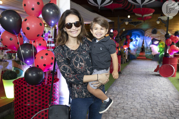 Fernanda Rodrigues curtiu a festa de Títi, filha de Giovanna Ewbank e Bruno Gagliasso, com o filho, Bento, de 2 anos