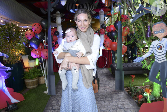 Mariana Weickert levou Theresa, sua filha de 3 meses, ao aniversário de Títi