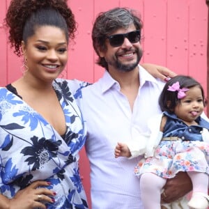 Juliana Alves e o marido, Ernani Nunes, levaram a filha ao aniversário de Títi. 'A vida social da Yolanda está bem agitada agora', disse a atriz