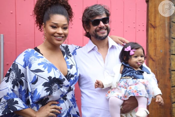 Juliana Alves e o marido, Ernani Nunes, levaram a filha ao aniversário de Títi. 'A vida social da Yolanda está bem agitada agora', disse a atriz