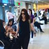 Cleo Pires pinta os cabelos de ruivo e aparece em aeroporto com visual novo
