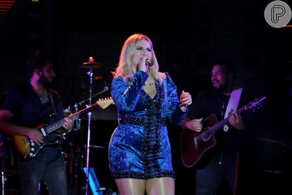 Marília Mendonça deixou os looks vermelhos de lado e escolheu vestido azul para cantar em show
