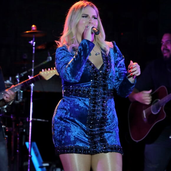 Marília Mendonça deixou os looks vermelhos de lado e escolheu vestido azul para cantar em show