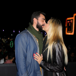 Ellen Rocche trocou beijos com o namorado, Rogério Oliveira, durante shows no Farraial Sertanejo, na Arena Anhembi, em São Paulo