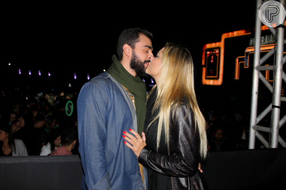 Ellen Rocche trocou beijos com o namorado, Rogério Oliveira, durante shows no Farraial Sertanejo, na Arena Anhembi, em São Paulo