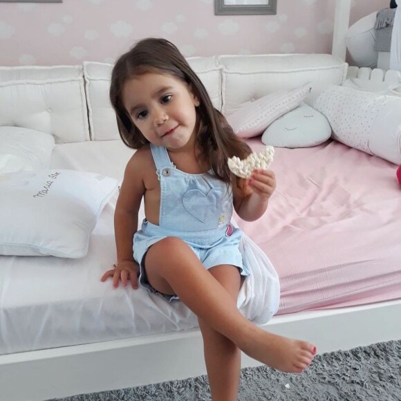 Filha de Deborah Secco, Maria Flor usou blusa verde e amarela e short azul para acompanhar a família na estreia do Brasil na Copa do Mundo de 2018