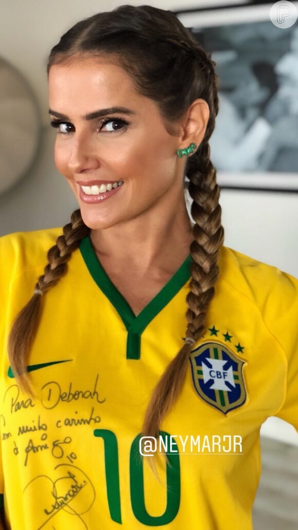Deborah Secco posou com camisa autografada por Neymar no primeiro dia de jogo do Brasil na Copa do Mundo da Rússia