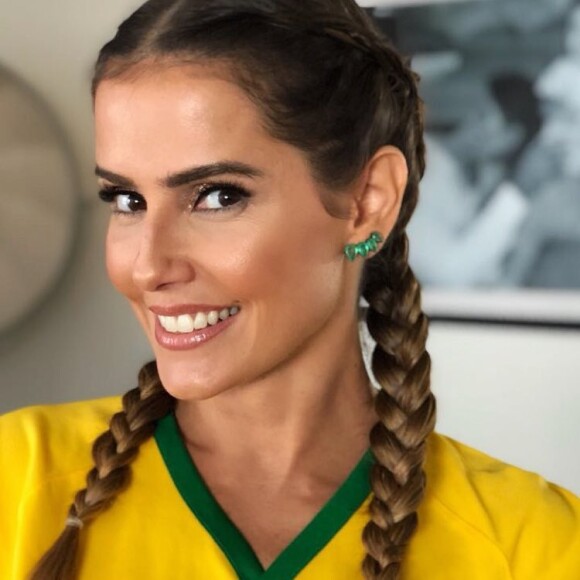 Deborah Secco posou com camisa autografada por Neymar no primeiro dia de jogo do Brasil na Copa do Mundo da Rússia
