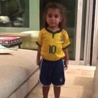 Deborah Secco filma filha com uniforme da seleção brasileira: 'Torcedora mirim'