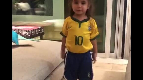 Deborah Secco filmou a filha, Maria Flor, de 2 anos, torcendo para o Brasil com o uniforme da seleção brasileira neste domingo, dia 17 de junho de 2018