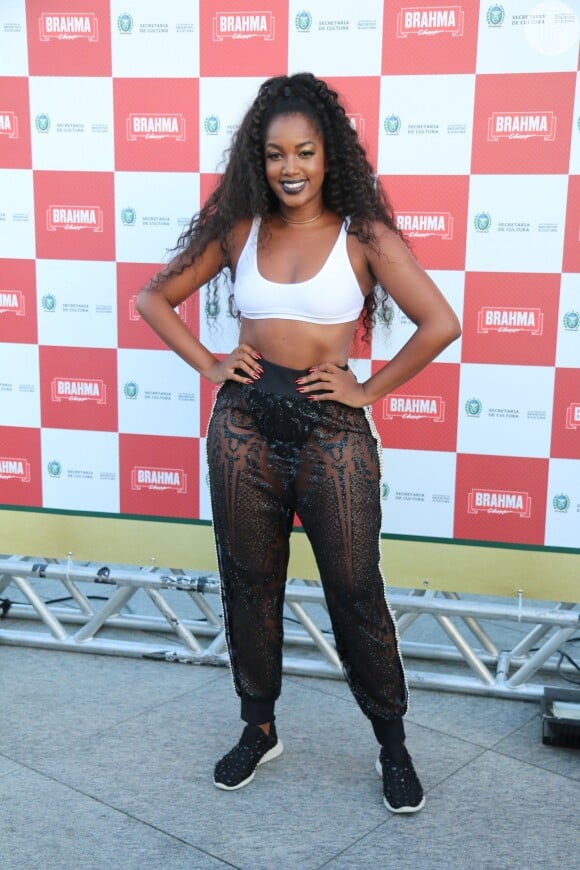 A calça usada pela cantora Iza em show na Arena N1, na Praça Mauá, no Centro do Rio de Janeiro, contava com transparência marcante