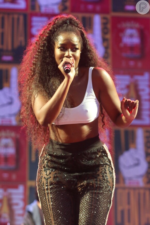 A cantora Iza se apresentou na Arena N1, na Praça Mauá, no Centro do Rio de Janeiro, após o jogo da seleção brasileira deste domingo, 17 de junho de 2018