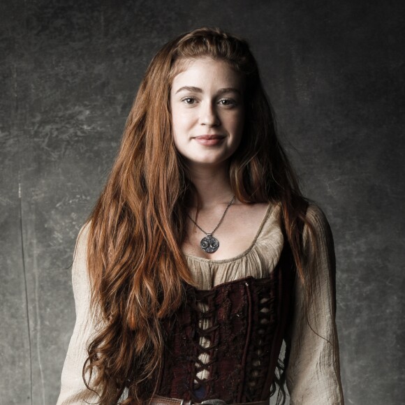 Amália (Marina Ruy Barbosa) é procurada por Ísis (Isis Pessino) ao voltar a trabalhar na feira de Montemor ao deixar o palácio na novela 'Deus Salve o Rei': 'Nem sei como lhe agradecer, Amália. Você é mesmo uma pessoa muito especial. Porque depois de tudo o que eu fiz contra você... Te acusando, espalhando aqueles cartazes'