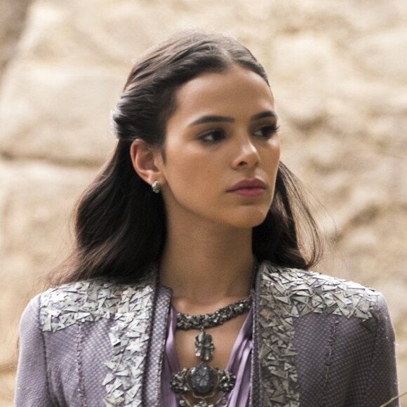 Catarina (Bruna Marquezine) é mais rápida e manda Delano (Jaedson Bahia) matar Ísis (Isis Pessino) na novela 'Deus Salve o Rei'