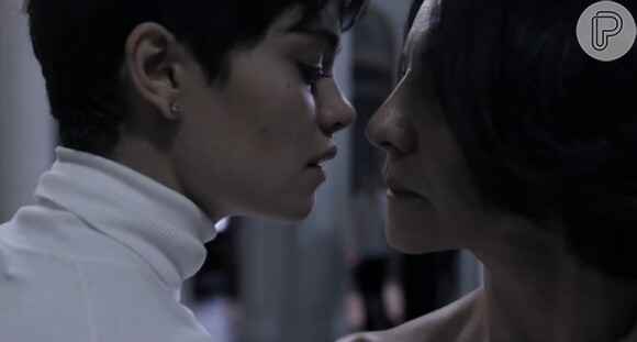 Duda (Sophie Charlotte) e Gilda (Cássia Kis Magro) se enfrentam no hall da casa após a morte de Bruno (Daniel de Oliveira)