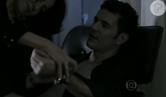 Gilda (Cássia Kis Magro) lembra de quando presenteou Bruno (Daniel de Oliveira) com um relógio