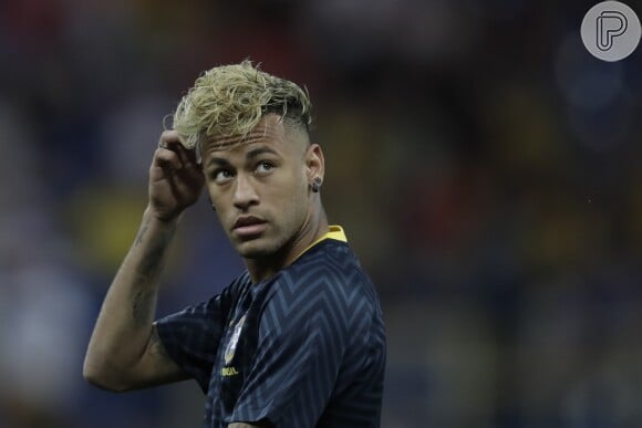 Neymar apareceu com o cabelo moicano e topete platinado na estreia do Brasil na Copa na Rússia
