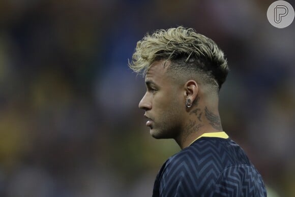 Neymar já estava sem o cabelo do primeiro jogo do Brasil em foto postada pela mãe nesta segunda (18)