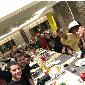 Neymar posta foto à mesa com a família no Instagram Stories
