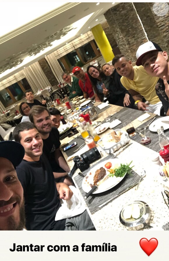 Neymar posta foto à mesa com a família no Instagram Stories