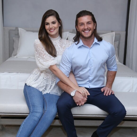 O casamento civil de Camila Queiroz e Klebber Toledo reuniu aproximadamente 200 convidados