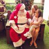 Rafaella Justos dividindo seus segredos com o Papai Noel no colo da mãe, Ticiane Pinheiro 