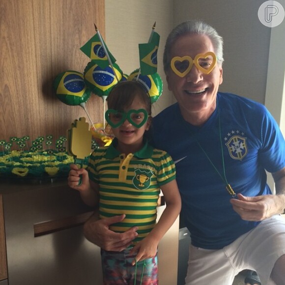 Rafaella Justus desde pequena é patriota e posa ao lado do pai, Roberto Justus, em clima de torcida para o Brasil na Copa