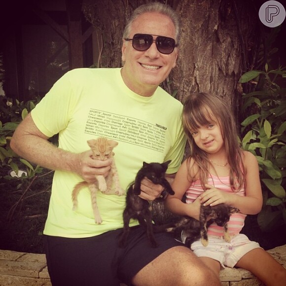 Apaixonada por animais, Rafaella Justus posa com o pai e vários filhotinhos de gatos