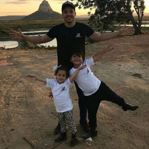 Wesley Safadão é pai da pequena Ysis, de 3 anos, e Yudhi, de 7
