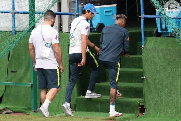 Neymar sentiu dores no tornozelo e deixou o treino mancando