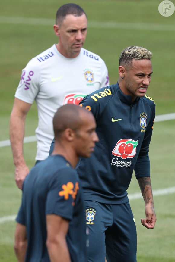 Neymar sentiu dores no tornozelo durante o treino nesta terça (19)