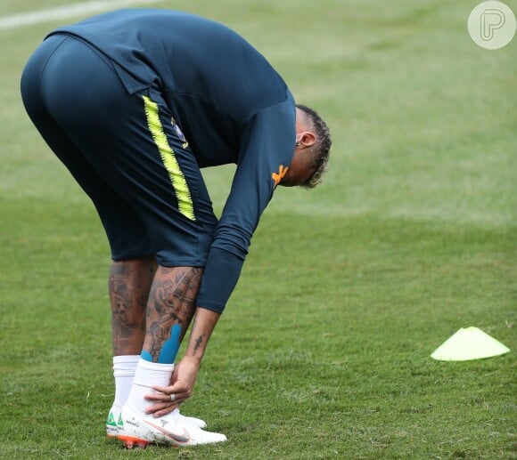 Neymar mexe no tornozelo ao sentir dores durante treino