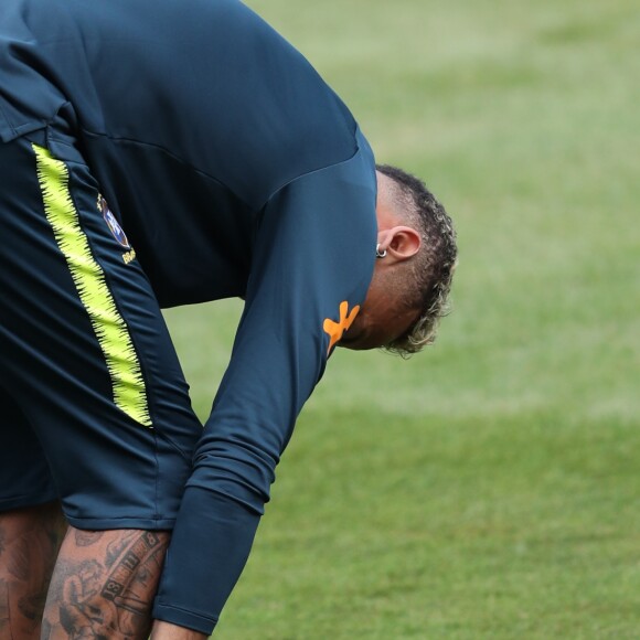 Neymar mexe no tornozelo ao sentir dores durante treino