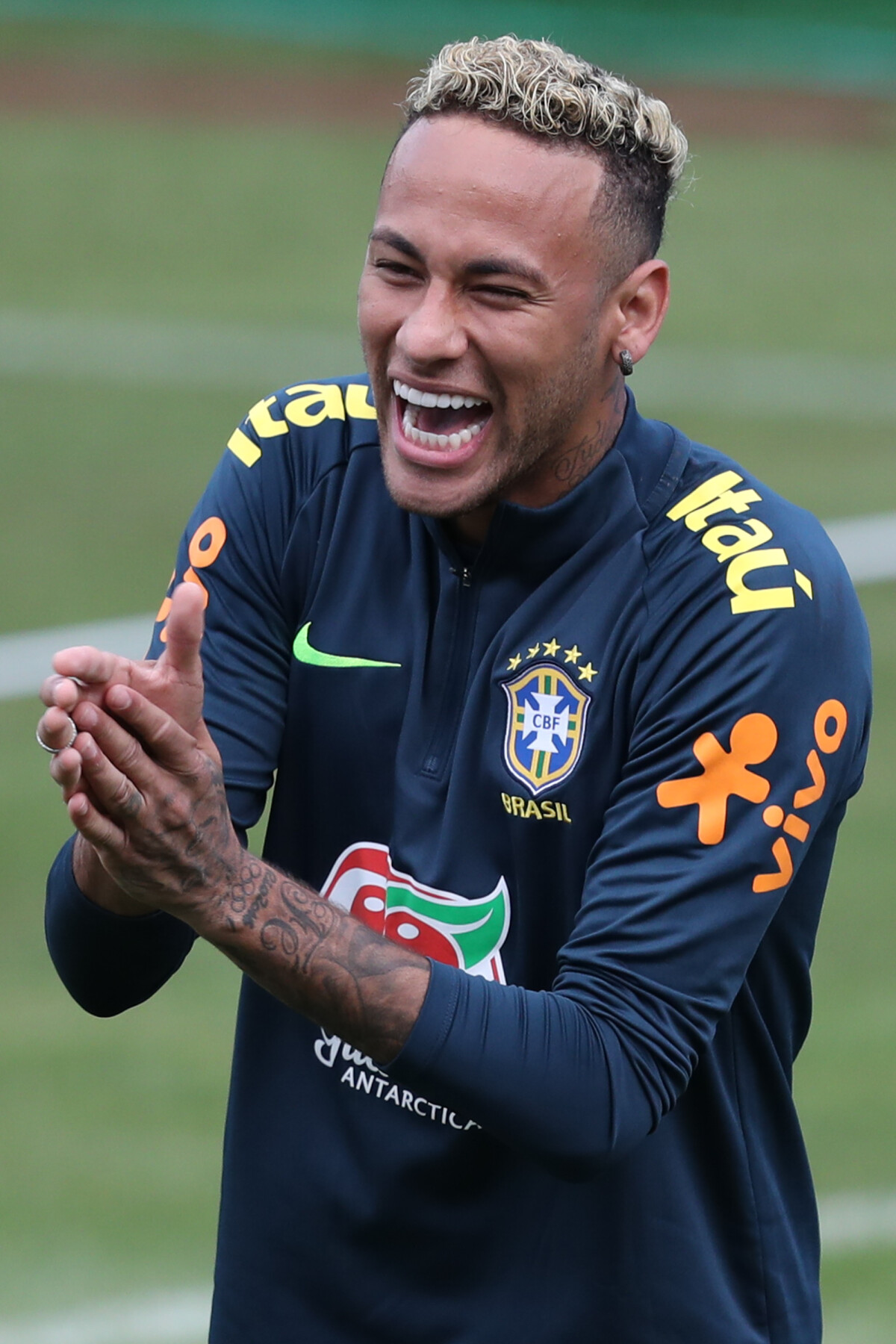 Neymar faz corte de cabelo em homenagem à filha; veja como ficou