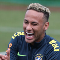 Neymar exibe cabelo mais curto e sai mancando em treino na Rússia. Veja fotos!